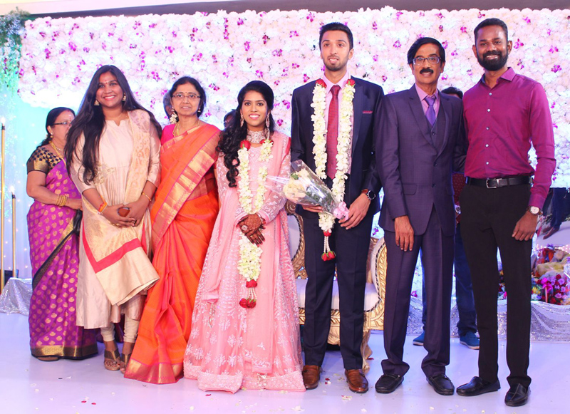 இயக்குநர்- நடிகர் மனோபாலா மகன் ஹரிஷ் - பிரியா திருமண வரவேற்பு: திரைநட்சத்திரங்கள் திரண்டு வந்து வாழ்த்து... புகைப்படத் தொகுப்பு இயக்குநர்- நடிகர் மனோபாலா மகன் ஹரிஷ் - பிரியா திருமண வரவேற்பு: திரைநட்சத்திரங்கள் திரண்டு வந்து வாழ்த்து... புகைப்படத் தொகுப்பு