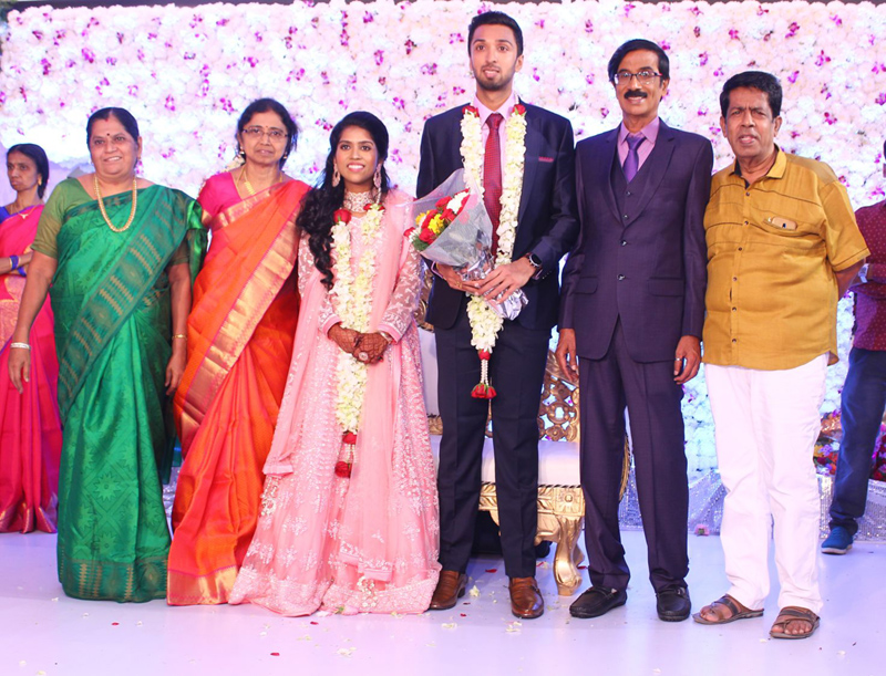 இயக்குநர்- நடிகர் மனோபாலா மகன் ஹரிஷ் - பிரியா திருமண வரவேற்பு: திரைநட்சத்திரங்கள் திரண்டு வந்து வாழ்த்து... புகைப்படத் தொகுப்பு இயக்குநர்- நடிகர் மனோபாலா மகன் ஹரிஷ் - பிரியா திருமண வரவேற்பு: திரைநட்சத்திரங்கள் திரண்டு வந்து வாழ்த்து... புகைப்படத் தொகுப்பு