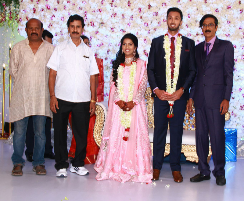 இயக்குநர்- நடிகர் மனோபாலா மகன் ஹரிஷ் - பிரியா திருமண வரவேற்பு: திரைநட்சத்திரங்கள் திரண்டு வந்து வாழ்த்து... புகைப்படத் தொகுப்பு இயக்குநர்- நடிகர் மனோபாலா மகன் ஹரிஷ் - பிரியா திருமண வரவேற்பு: திரைநட்சத்திரங்கள் திரண்டு வந்து வாழ்த்து... புகைப்படத் தொகுப்பு