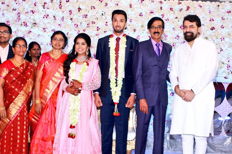 இயக்குநர்- நடிகர் மனோபாலா மகன் ஹரிஷ் - பிரியா திருமண வரவேற்பு: திரைநட்சத்திரங்கள் திரண்டு வந்து வாழ்த்து... புகைப்படத் தொகுப்பு இயக்குநர்- நடிகர் மனோபாலா மகன் ஹரிஷ் - பிரியா திருமண வரவேற்பு: திரைநட்சத்திரங்கள் திரண்டு வந்து வாழ்த்து... புகைப்படத் தொகுப்பு