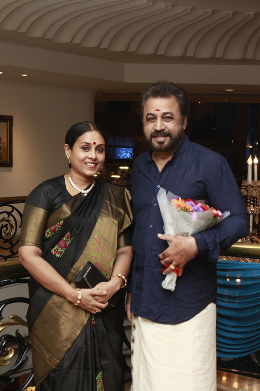 இயக்குநர்- நடிகர் மனோபாலா மகன் ஹரிஷ் - பிரியா திருமண வரவேற்பு: திரைநட்சத்திரங்கள் திரண்டு வந்து வாழ்த்து... புகைப்படத் தொகுப்பு இயக்குநர்- நடிகர் மனோபாலா மகன் ஹரிஷ் - பிரியா திருமண வரவேற்பு: திரைநட்சத்திரங்கள் திரண்டு வந்து வாழ்த்து... புகைப்படத் தொகுப்பு