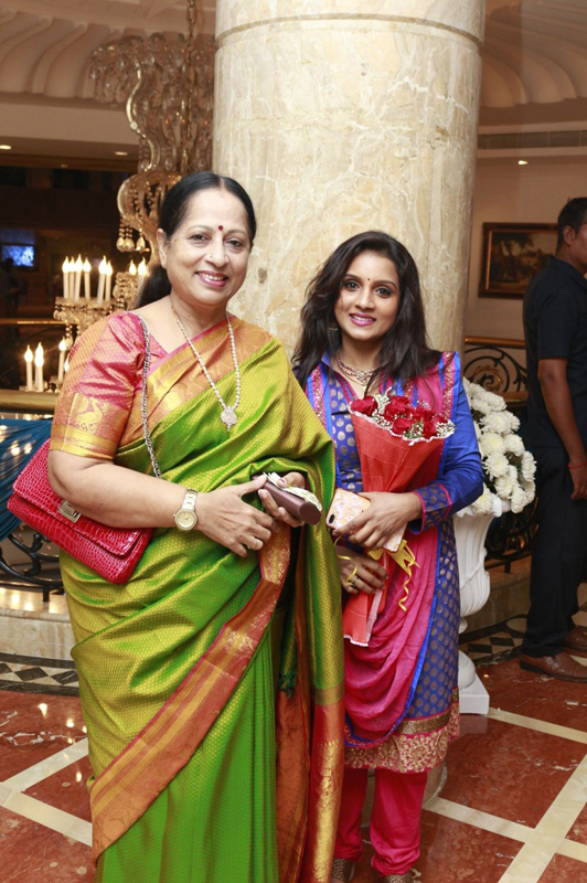 இயக்குநர்- நடிகர் மனோபாலா மகன் ஹரிஷ் - பிரியா திருமண வரவேற்பு: திரைநட்சத்திரங்கள் திரண்டு வந்து வாழ்த்து... புகைப்படத் தொகுப்பு இயக்குநர்- நடிகர் மனோபாலா மகன் ஹரிஷ் - பிரியா திருமண வரவேற்பு: திரைநட்சத்திரங்கள் திரண்டு வந்து வாழ்த்து... புகைப்படத் தொகுப்பு