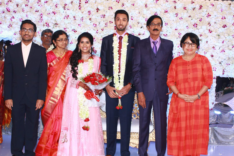 இயக்குநர்- நடிகர் மனோபாலா மகன் ஹரிஷ் - பிரியா திருமண வரவேற்பு: திரைநட்சத்திரங்கள் திரண்டு வந்து வாழ்த்து... புகைப்படத் தொகுப்பு இயக்குநர்- நடிகர் மனோபாலா மகன் ஹரிஷ் - பிரியா திருமண வரவேற்பு: திரைநட்சத்திரங்கள் திரண்டு வந்து வாழ்த்து... புகைப்படத் தொகுப்பு