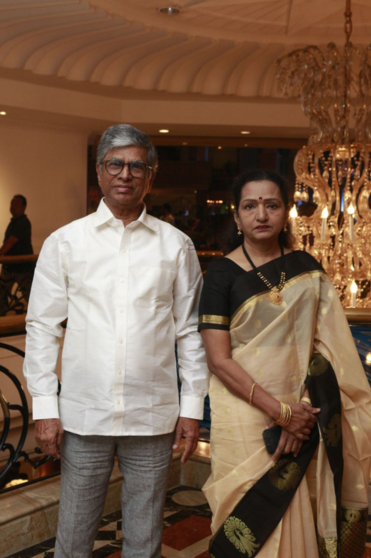 இயக்குநர்- நடிகர் மனோபாலா மகன் ஹரிஷ் - பிரியா திருமண வரவேற்பு: திரைநட்சத்திரங்கள் திரண்டு வந்து வாழ்த்து... புகைப்படத் தொகுப்பு இயக்குநர்- நடிகர் மனோபாலா மகன் ஹரிஷ் - பிரியா திருமண வரவேற்பு: திரைநட்சத்திரங்கள் திரண்டு வந்து வாழ்த்து... புகைப்படத் தொகுப்பு