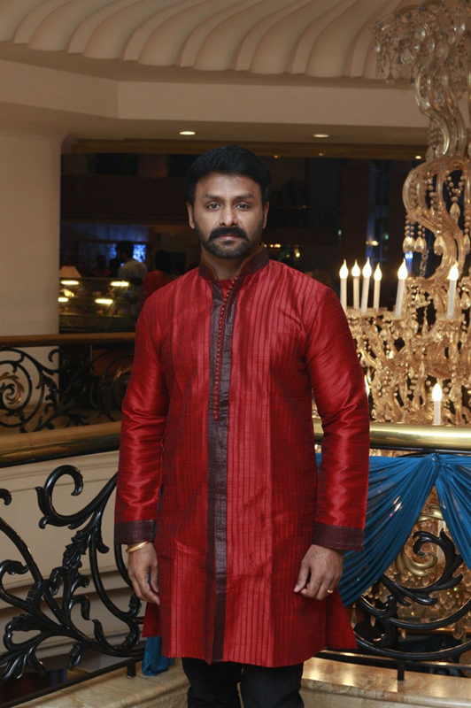 இயக்குநர்- நடிகர் மனோபாலா மகன் ஹரிஷ் - பிரியா திருமண வரவேற்பு: திரைநட்சத்திரங்கள் திரண்டு வந்து வாழ்த்து... புகைப்படத் தொகுப்பு இயக்குநர்- நடிகர் மனோபாலா மகன் ஹரிஷ் - பிரியா திருமண வரவேற்பு: திரைநட்சத்திரங்கள் திரண்டு வந்து வாழ்த்து... புகைப்படத் தொகுப்பு