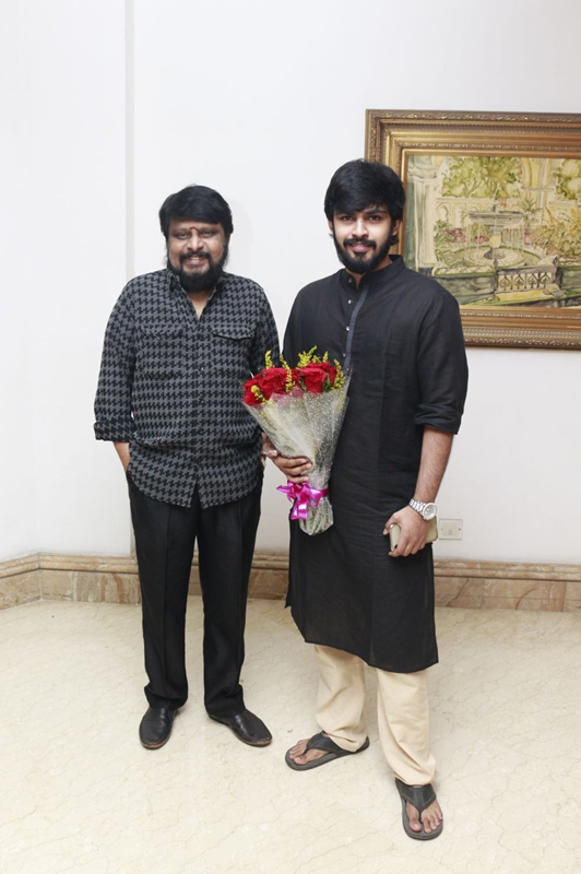 இயக்குநர்- நடிகர் மனோபாலா மகன் ஹரிஷ் - பிரியா திருமண வரவேற்பு: திரைநட்சத்திரங்கள் திரண்டு வந்து வாழ்த்து... புகைப்படத் தொகுப்பு இயக்குநர்- நடிகர் மனோபாலா மகன் ஹரிஷ் - பிரியா திருமண வரவேற்பு: திரைநட்சத்திரங்கள் திரண்டு வந்து வாழ்த்து... புகைப்படத் தொகுப்பு