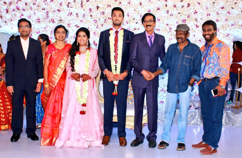 இயக்குநர்- நடிகர் மனோபாலா மகன் ஹரிஷ் - பிரியா திருமண வரவேற்பு: திரைநட்சத்திரங்கள் திரண்டு வந்து வாழ்த்து... புகைப்படத் தொகுப்பு இயக்குநர்- நடிகர் மனோபாலா மகன் ஹரிஷ் - பிரியா திருமண வரவேற்பு: திரைநட்சத்திரங்கள் திரண்டு வந்து வாழ்த்து... புகைப்படத் தொகுப்பு