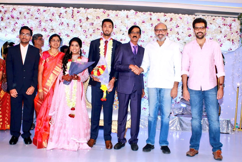 இயக்குநர்- நடிகர் மனோபாலா மகன் ஹரிஷ் - பிரியா திருமண வரவேற்பு: திரைநட்சத்திரங்கள் திரண்டு வந்து வாழ்த்து... புகைப்படத் தொகுப்பு இயக்குநர்- நடிகர் மனோபாலா மகன் ஹரிஷ் - பிரியா திருமண வரவேற்பு: திரைநட்சத்திரங்கள் திரண்டு வந்து வாழ்த்து... புகைப்படத் தொகுப்பு