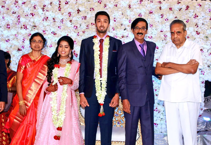 இயக்குநர்- நடிகர் மனோபாலா மகன் ஹரிஷ் - பிரியா திருமண வரவேற்பு: திரைநட்சத்திரங்கள் திரண்டு வந்து வாழ்த்து... புகைப்படத் தொகுப்பு இயக்குநர்- நடிகர் மனோபாலா மகன் ஹரிஷ் - பிரியா திருமண வரவேற்பு: திரைநட்சத்திரங்கள் திரண்டு வந்து வாழ்த்து... புகைப்படத் தொகுப்பு