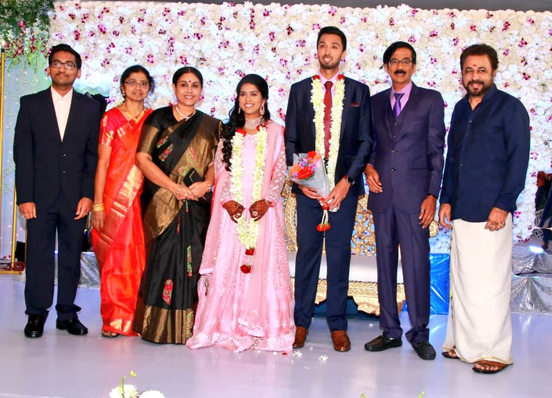 இயக்குநர்- நடிகர் மனோபாலா மகன் ஹரிஷ் - பிரியா திருமண வரவேற்பு: திரைநட்சத்திரங்கள் திரண்டு வந்து வாழ்த்து... புகைப்படத் தொகுப்பு இயக்குநர்- நடிகர் மனோபாலா மகன் ஹரிஷ் - பிரியா திருமண வரவேற்பு: திரைநட்சத்திரங்கள் திரண்டு வந்து வாழ்த்து... புகைப்படத் தொகுப்பு