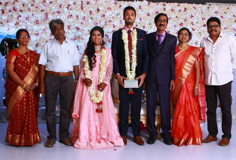 இயக்குநர்- நடிகர் மனோபாலா மகன் ஹரிஷ் - பிரியா திருமண வரவேற்பு: திரைநட்சத்திரங்கள் திரண்டு வந்து வாழ்த்து... புகைப்படத் தொகுப்பு இயக்குநர்- நடிகர் மனோபாலா மகன் ஹரிஷ் - பிரியா திருமண வரவேற்பு: திரைநட்சத்திரங்கள் திரண்டு வந்து வாழ்த்து... புகைப்படத் தொகுப்பு
