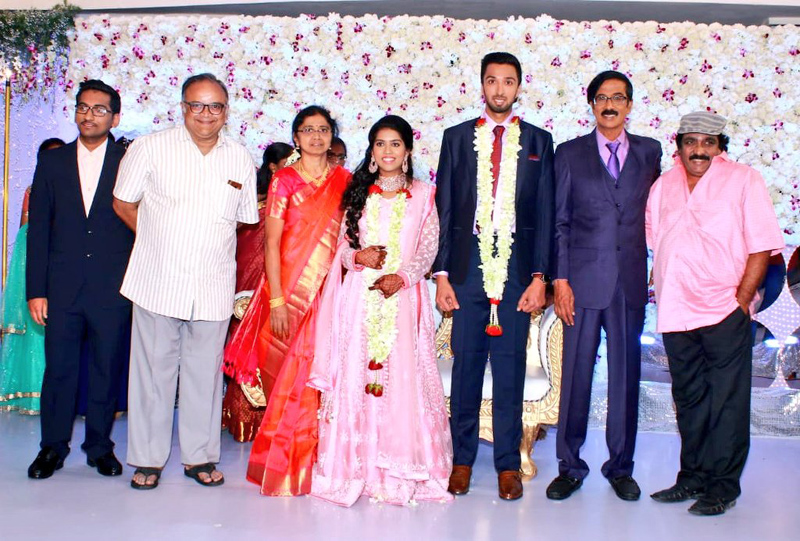 இயக்குநர்- நடிகர் மனோபாலா மகன் ஹரிஷ் - பிரியா திருமண வரவேற்பு: திரைநட்சத்திரங்கள் திரண்டு வந்து வாழ்த்து... புகைப்படத் தொகுப்பு இயக்குநர்- நடிகர் மனோபாலா மகன் ஹரிஷ் - பிரியா திருமண வரவேற்பு: திரைநட்சத்திரங்கள் திரண்டு வந்து வாழ்த்து... புகைப்படத் தொகுப்பு