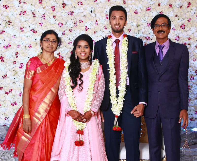 இயக்குநர்- நடிகர் மனோபாலா மகன் ஹரிஷ் - பிரியா திருமண வரவேற்பு: திரைநட்சத்திரங்கள் திரண்டு வந்து வாழ்த்து... புகைப்படத் தொகுப்பு இயக்குநர்- நடிகர் மனோபாலா மகன் ஹரிஷ் - பிரியா திருமண வரவேற்பு: திரைநட்சத்திரங்கள் திரண்டு வந்து வாழ்த்து... புகைப்படத் தொகுப்பு