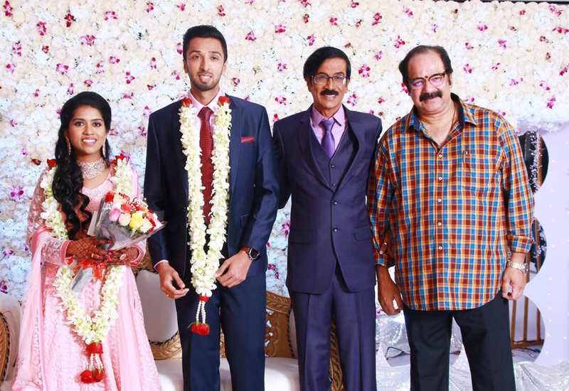 இயக்குநர்- நடிகர் மனோபாலா மகன் ஹரிஷ் - பிரியா திருமண வரவேற்பு: திரைநட்சத்திரங்கள் திரண்டு வந்து வாழ்த்து... புகைப்படத் தொகுப்பு இயக்குநர்- நடிகர் மனோபாலா மகன் ஹரிஷ் - பிரியா திருமண வரவேற்பு: திரைநட்சத்திரங்கள் திரண்டு வந்து வாழ்த்து... புகைப்படத் தொகுப்பு