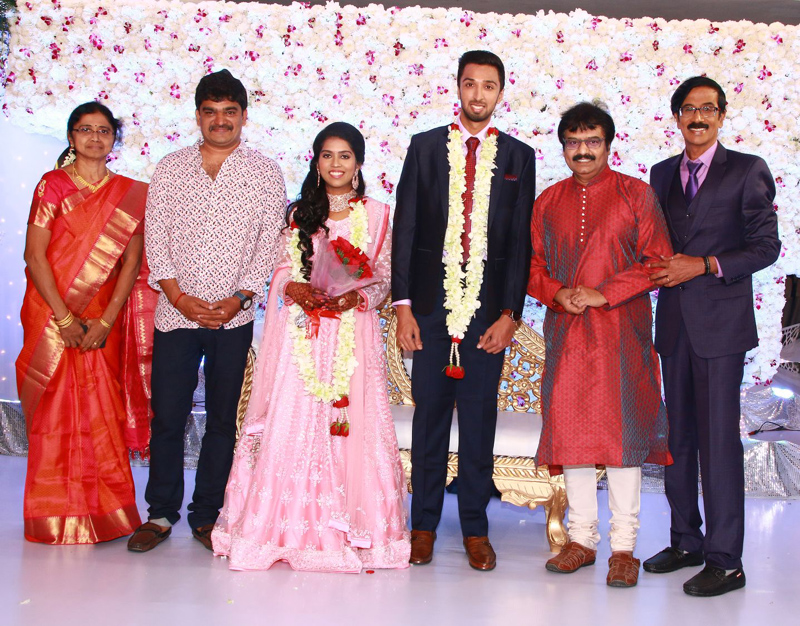 இயக்குநர்- நடிகர் மனோபாலா மகன் ஹரிஷ் - பிரியா திருமண வரவேற்பு: திரைநட்சத்திரங்கள் திரண்டு வந்து வாழ்த்து... புகைப்படத் தொகுப்பு இயக்குநர்- நடிகர் மனோபாலா மகன் ஹரிஷ் - பிரியா திருமண வரவேற்பு: திரைநட்சத்திரங்கள் திரண்டு வந்து வாழ்த்து... புகைப்படத் தொகுப்பு