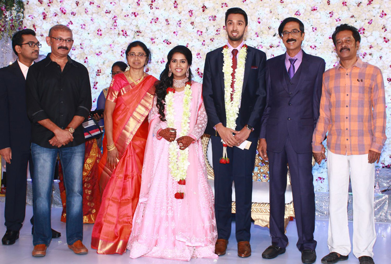 இயக்குநர்- நடிகர் மனோபாலா மகன் ஹரிஷ் - பிரியா திருமண வரவேற்பு: திரைநட்சத்திரங்கள் திரண்டு வந்து வாழ்த்து... புகைப்படத் தொகுப்பு இயக்குநர்- நடிகர் மனோபாலா மகன் ஹரிஷ் - பிரியா திருமண வரவேற்பு: திரைநட்சத்திரங்கள் திரண்டு வந்து வாழ்த்து... புகைப்படத் தொகுப்பு