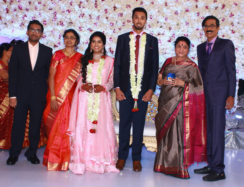 இயக்குநர்- நடிகர் மனோபாலா மகன் ஹரிஷ் - பிரியா திருமண வரவேற்பு: திரைநட்சத்திரங்கள் திரண்டு வந்து வாழ்த்து... புகைப்படத் தொகுப்பு இயக்குநர்- நடிகர் மனோபாலா மகன் ஹரிஷ் - பிரியா திருமண வரவேற்பு: திரைநட்சத்திரங்கள் திரண்டு வந்து வாழ்த்து... புகைப்படத் தொகுப்பு