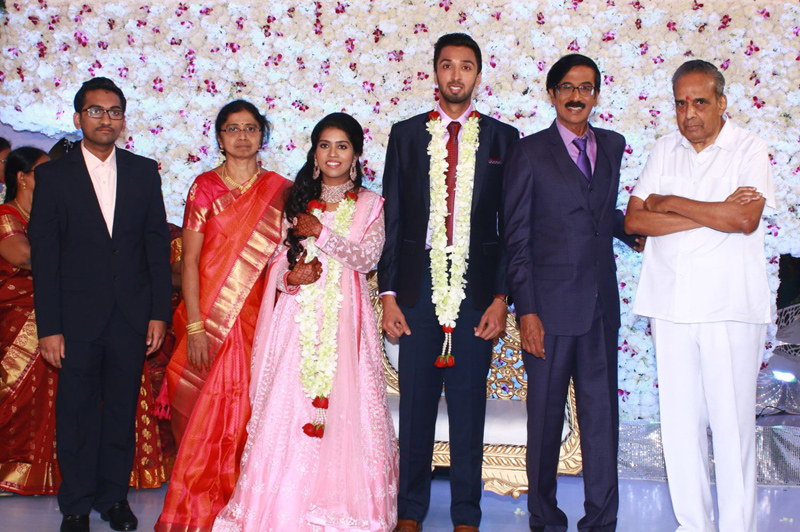 இயக்குநர்- நடிகர் மனோபாலா மகன் ஹரிஷ் - பிரியா திருமண வரவேற்பு: திரைநட்சத்திரங்கள் திரண்டு வந்து வாழ்த்து... புகைப்படத் தொகுப்பு இயக்குநர்- நடிகர் மனோபாலா மகன் ஹரிஷ் - பிரியா திருமண வரவேற்பு: திரைநட்சத்திரங்கள் திரண்டு வந்து வாழ்த்து... புகைப்படத் தொகுப்பு