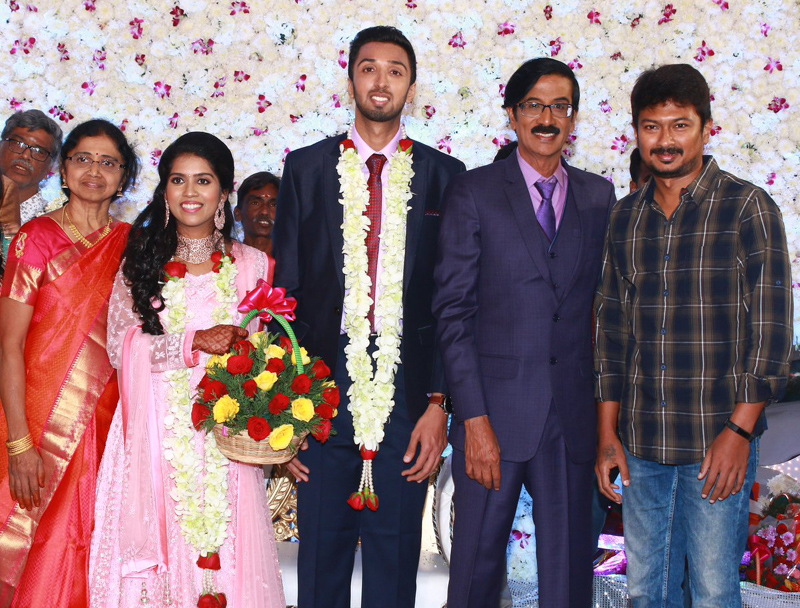 இயக்குநர்- நடிகர் மனோபாலா மகன் ஹரிஷ் - பிரியா திருமண வரவேற்பு: திரைநட்சத்திரங்கள் திரண்டு வந்து வாழ்த்து... புகைப்படத் தொகுப்பு இயக்குநர்- நடிகர் மனோபாலா மகன் ஹரிஷ் - பிரியா திருமண வரவேற்பு: திரைநட்சத்திரங்கள் திரண்டு வந்து வாழ்த்து... புகைப்படத் தொகுப்பு