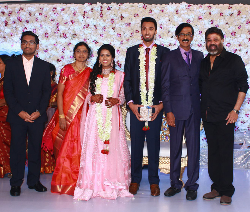 இயக்குநர்- நடிகர் மனோபாலா மகன் ஹரிஷ் - பிரியா திருமண வரவேற்பு: திரைநட்சத்திரங்கள் திரண்டு வந்து வாழ்த்து... புகைப்படத் தொகுப்பு இயக்குநர்- நடிகர் மனோபாலா மகன் ஹரிஷ் - பிரியா திருமண வரவேற்பு: திரைநட்சத்திரங்கள் திரண்டு வந்து வாழ்த்து... புகைப்படத் தொகுப்பு