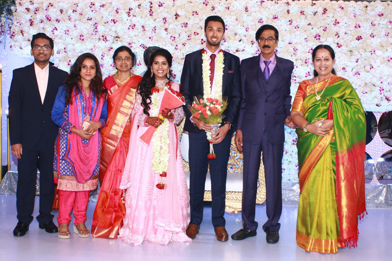 இயக்குநர்- நடிகர் மனோபாலா மகன் ஹரிஷ் - பிரியா திருமண வரவேற்பு: திரைநட்சத்திரங்கள் திரண்டு வந்து வாழ்த்து... புகைப்படத் தொகுப்பு இயக்குநர்- நடிகர் மனோபாலா மகன் ஹரிஷ் - பிரியா திருமண வரவேற்பு: திரைநட்சத்திரங்கள் திரண்டு வந்து வாழ்த்து... புகைப்படத் தொகுப்பு