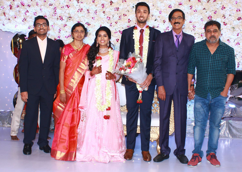 இயக்குநர்- நடிகர் மனோபாலா மகன் ஹரிஷ் - பிரியா திருமண வரவேற்பு: திரைநட்சத்திரங்கள் திரண்டு வந்து வாழ்த்து... புகைப்படத் தொகுப்பு இயக்குநர்- நடிகர் மனோபாலா மகன் ஹரிஷ் - பிரியா திருமண வரவேற்பு: திரைநட்சத்திரங்கள் திரண்டு வந்து வாழ்த்து... புகைப்படத் தொகுப்பு