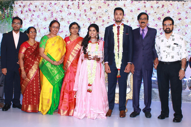 இயக்குநர்- நடிகர் மனோபாலா மகன் ஹரிஷ் - பிரியா திருமண வரவேற்பு: திரைநட்சத்திரங்கள் திரண்டு வந்து வாழ்த்து... புகைப்படத் தொகுப்பு இயக்குநர்- நடிகர் மனோபாலா மகன் ஹரிஷ் - பிரியா திருமண வரவேற்பு: திரைநட்சத்திரங்கள் திரண்டு வந்து வாழ்த்து... புகைப்படத் தொகுப்பு
