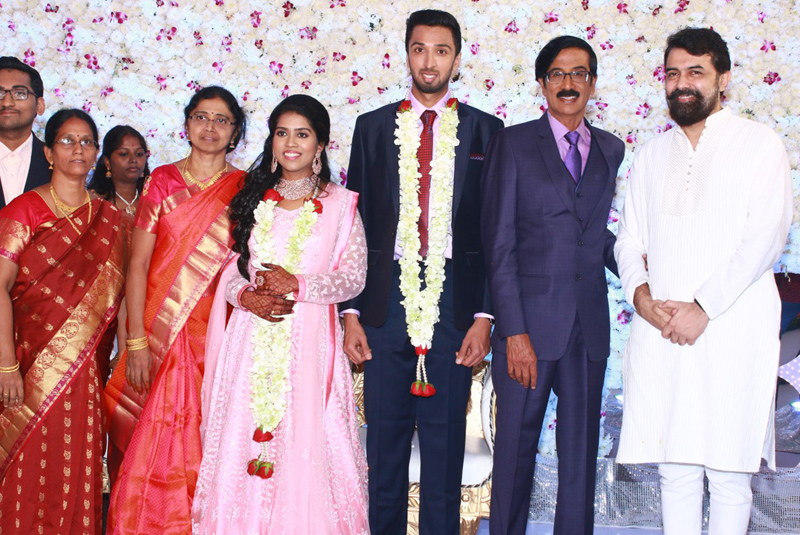 இயக்குநர்- நடிகர் மனோபாலா மகன் ஹரிஷ் - பிரியா திருமண வரவேற்பு: திரைநட்சத்திரங்கள் திரண்டு வந்து வாழ்த்து... புகைப்படத் தொகுப்பு இயக்குநர்- நடிகர் மனோபாலா மகன் ஹரிஷ் - பிரியா திருமண வரவேற்பு: திரைநட்சத்திரங்கள் திரண்டு வந்து வாழ்த்து... புகைப்படத் தொகுப்பு