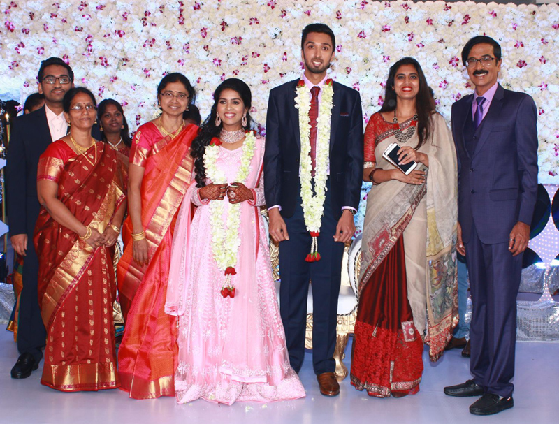 இயக்குநர்- நடிகர் மனோபாலா மகன் ஹரிஷ் - பிரியா திருமண வரவேற்பு: திரைநட்சத்திரங்கள் திரண்டு வந்து வாழ்த்து... புகைப்படத் தொகுப்பு இயக்குநர்- நடிகர் மனோபாலா மகன் ஹரிஷ் - பிரியா திருமண வரவேற்பு: திரைநட்சத்திரங்கள் திரண்டு வந்து வாழ்த்து... புகைப்படத் தொகுப்பு