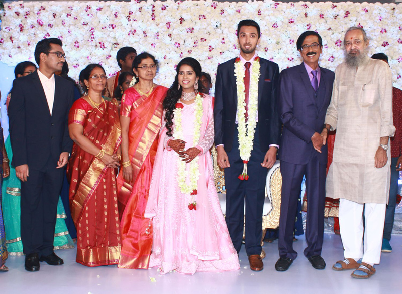 இயக்குநர்- நடிகர் மனோபாலா மகன் ஹரிஷ் - பிரியா திருமண வரவேற்பு: திரைநட்சத்திரங்கள் திரண்டு வந்து வாழ்த்து... புகைப்படத் தொகுப்பு இயக்குநர்- நடிகர் மனோபாலா மகன் ஹரிஷ் - பிரியா திருமண வரவேற்பு: திரைநட்சத்திரங்கள் திரண்டு வந்து வாழ்த்து... புகைப்படத் தொகுப்பு