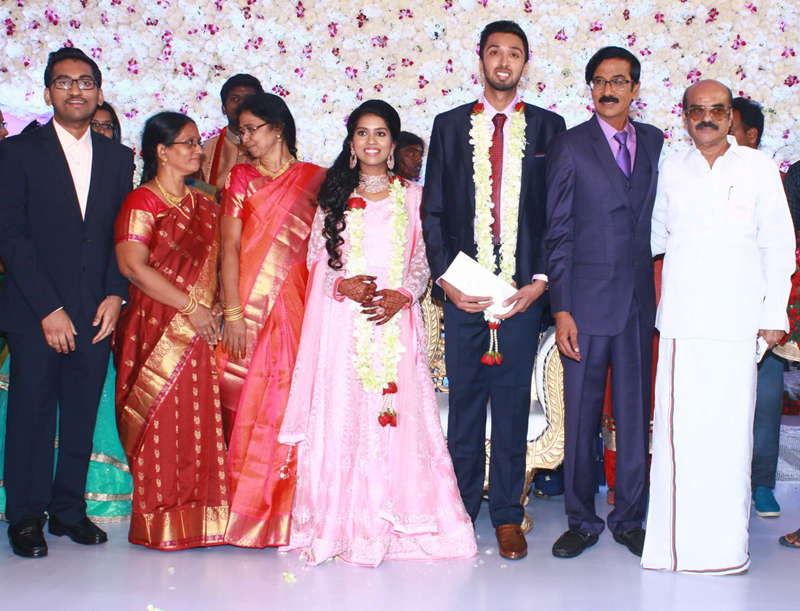 இயக்குநர்- நடிகர் மனோபாலா மகன் ஹரிஷ் - பிரியா திருமண வரவேற்பு: திரைநட்சத்திரங்கள் திரண்டு வந்து வாழ்த்து... புகைப்படத் தொகுப்பு இயக்குநர்- நடிகர் மனோபாலா மகன் ஹரிஷ் - பிரியா திருமண வரவேற்பு: திரைநட்சத்திரங்கள் திரண்டு வந்து வாழ்த்து... புகைப்படத் தொகுப்பு