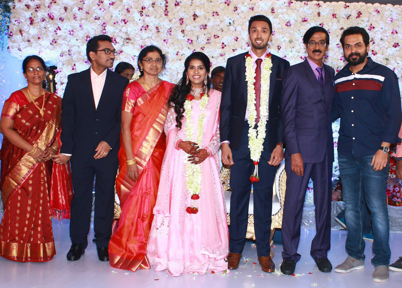 இயக்குநர்- நடிகர் மனோபாலா மகன் ஹரிஷ் - பிரியா திருமண வரவேற்பு: திரைநட்சத்திரங்கள் திரண்டு வந்து வாழ்த்து... புகைப்படத் தொகுப்பு இயக்குநர்- நடிகர் மனோபாலா மகன் ஹரிஷ் - பிரியா திருமண வரவேற்பு: திரைநட்சத்திரங்கள் திரண்டு வந்து வாழ்த்து... புகைப்படத் தொகுப்பு