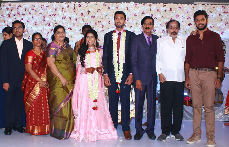இயக்குநர்- நடிகர் மனோபாலா மகன் ஹரிஷ் - பிரியா திருமண வரவேற்பு: திரைநட்சத்திரங்கள் திரண்டு வந்து வாழ்த்து... புகைப்படத் தொகுப்பு இயக்குநர்- நடிகர் மனோபாலா மகன் ஹரிஷ் - பிரியா திருமண வரவேற்பு: திரைநட்சத்திரங்கள் திரண்டு வந்து வாழ்த்து... புகைப்படத் தொகுப்பு