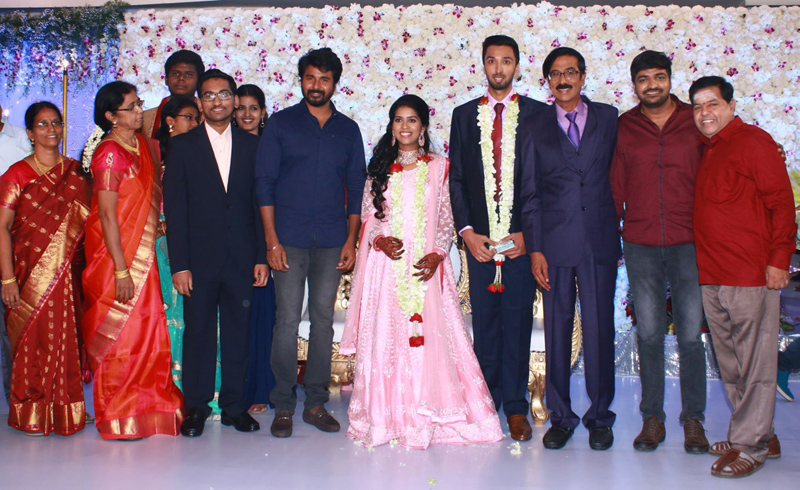 இயக்குநர்- நடிகர் மனோபாலா மகன் ஹரிஷ் - பிரியா திருமண வரவேற்பு: திரைநட்சத்திரங்கள் திரண்டு வந்து வாழ்த்து... புகைப்படத் தொகுப்பு இயக்குநர்- நடிகர் மனோபாலா மகன் ஹரிஷ் - பிரியா திருமண வரவேற்பு: திரைநட்சத்திரங்கள் திரண்டு வந்து வாழ்த்து... புகைப்படத் தொகுப்பு