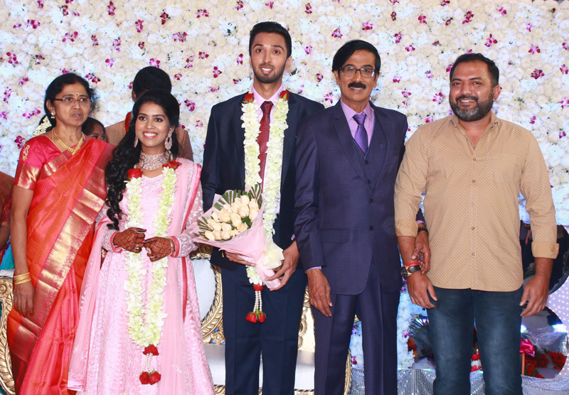 இயக்குநர்- நடிகர் மனோபாலா மகன் ஹரிஷ் - பிரியா திருமண வரவேற்பு: திரைநட்சத்திரங்கள் திரண்டு வந்து வாழ்த்து... புகைப்படத் தொகுப்பு இயக்குநர்- நடிகர் மனோபாலா மகன் ஹரிஷ் - பிரியா திருமண வரவேற்பு: திரைநட்சத்திரங்கள் திரண்டு வந்து வாழ்த்து... புகைப்படத் தொகுப்பு