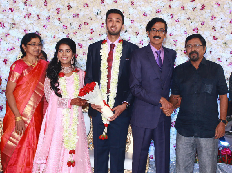 இயக்குநர்- நடிகர் மனோபாலா மகன் ஹரிஷ் - பிரியா திருமண வரவேற்பு: திரைநட்சத்திரங்கள் திரண்டு வந்து வாழ்த்து... புகைப்படத் தொகுப்பு இயக்குநர்- நடிகர் மனோபாலா மகன் ஹரிஷ் - பிரியா திருமண வரவேற்பு: திரைநட்சத்திரங்கள் திரண்டு வந்து வாழ்த்து... புகைப்படத் தொகுப்பு