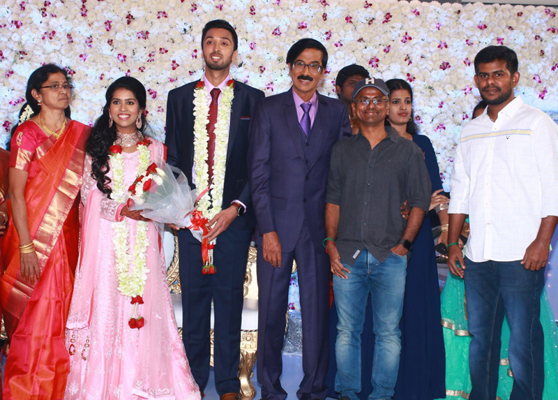 இயக்குநர்- நடிகர் மனோபாலா மகன் ஹரிஷ் - பிரியா திருமண வரவேற்பு: திரைநட்சத்திரங்கள் திரண்டு வந்து வாழ்த்து... புகைப்படத் தொகுப்பு இயக்குநர்- நடிகர் மனோபாலா மகன் ஹரிஷ் - பிரியா திருமண வரவேற்பு: திரைநட்சத்திரங்கள் திரண்டு வந்து வாழ்த்து... புகைப்படத் தொகுப்பு