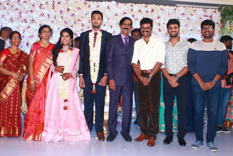 இயக்குநர்- நடிகர் மனோபாலா மகன் ஹரிஷ் - பிரியா திருமண வரவேற்பு: திரைநட்சத்திரங்கள் திரண்டு வந்து வாழ்த்து... புகைப்படத் தொகுப்பு இயக்குநர்- நடிகர் மனோபாலா மகன் ஹரிஷ் - பிரியா திருமண வரவேற்பு: திரைநட்சத்திரங்கள் திரண்டு வந்து வாழ்த்து... புகைப்படத் தொகுப்பு