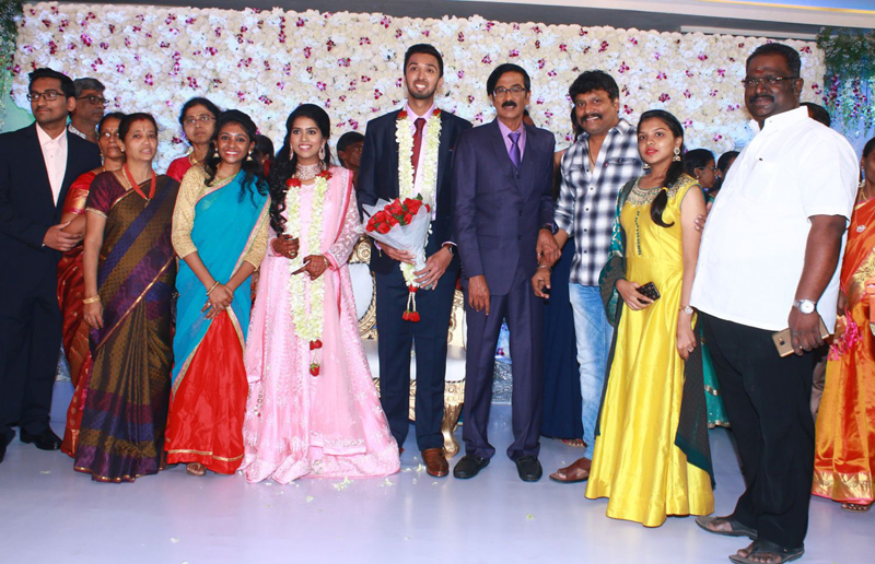இயக்குநர்- நடிகர் மனோபாலா மகன் ஹரிஷ் - பிரியா திருமண வரவேற்பு: திரைநட்சத்திரங்கள் திரண்டு வந்து வாழ்த்து... புகைப்படத் தொகுப்பு இயக்குநர்- நடிகர் மனோபாலா மகன் ஹரிஷ் - பிரியா திருமண வரவேற்பு: திரைநட்சத்திரங்கள் திரண்டு வந்து வாழ்த்து... புகைப்படத் தொகுப்பு