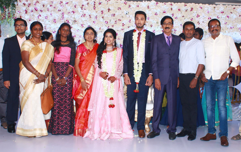 இயக்குநர்- நடிகர் மனோபாலா மகன் ஹரிஷ் - பிரியா திருமண வரவேற்பு: திரைநட்சத்திரங்கள் திரண்டு வந்து வாழ்த்து... புகைப்படத் தொகுப்பு இயக்குநர்- நடிகர் மனோபாலா மகன் ஹரிஷ் - பிரியா திருமண வரவேற்பு: திரைநட்சத்திரங்கள் திரண்டு வந்து வாழ்த்து... புகைப்படத் தொகுப்பு