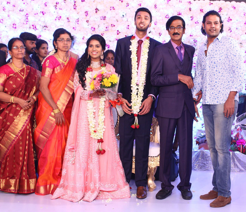 இயக்குநர்- நடிகர் மனோபாலா மகன் ஹரிஷ் - பிரியா திருமண வரவேற்பு: திரைநட்சத்திரங்கள் திரண்டு வந்து வாழ்த்து... புகைப்படத் தொகுப்பு இயக்குநர்- நடிகர் மனோபாலா மகன் ஹரிஷ் - பிரியா திருமண வரவேற்பு: திரைநட்சத்திரங்கள் திரண்டு வந்து வாழ்த்து... புகைப்படத் தொகுப்பு