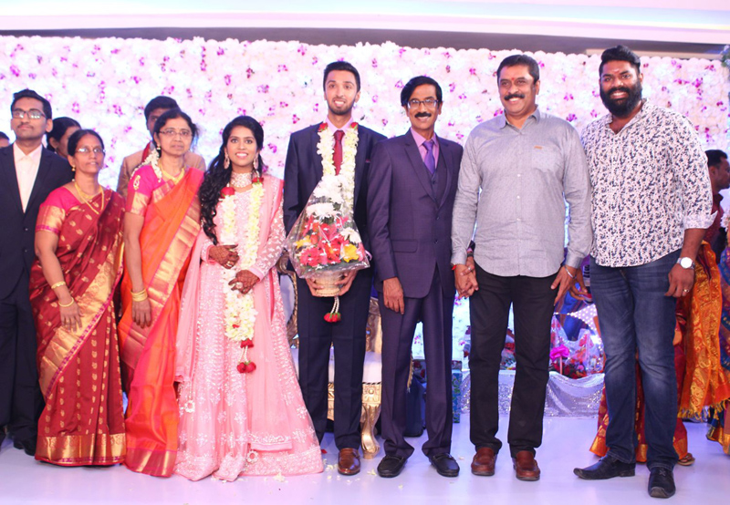 இயக்குநர்- நடிகர் மனோபாலா மகன் ஹரிஷ் - பிரியா திருமண வரவேற்பு: திரைநட்சத்திரங்கள் திரண்டு வந்து வாழ்த்து... புகைப்படத் தொகுப்பு இயக்குநர்- நடிகர் மனோபாலா மகன் ஹரிஷ் - பிரியா திருமண வரவேற்பு: திரைநட்சத்திரங்கள் திரண்டு வந்து வாழ்த்து... புகைப்படத் தொகுப்பு