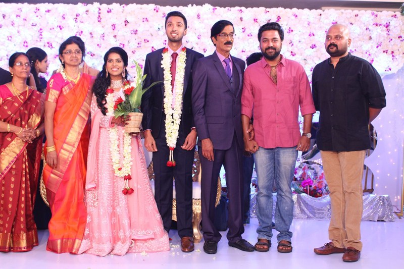 இயக்குநர்- நடிகர் மனோபாலா மகன் ஹரிஷ் - பிரியா திருமண வரவேற்பு: திரைநட்சத்திரங்கள் திரண்டு வந்து வாழ்த்து... புகைப்படத் தொகுப்பு இயக்குநர்- நடிகர் மனோபாலா மகன் ஹரிஷ் - பிரியா திருமண வரவேற்பு: திரைநட்சத்திரங்கள் திரண்டு வந்து வாழ்த்து... புகைப்படத் தொகுப்பு