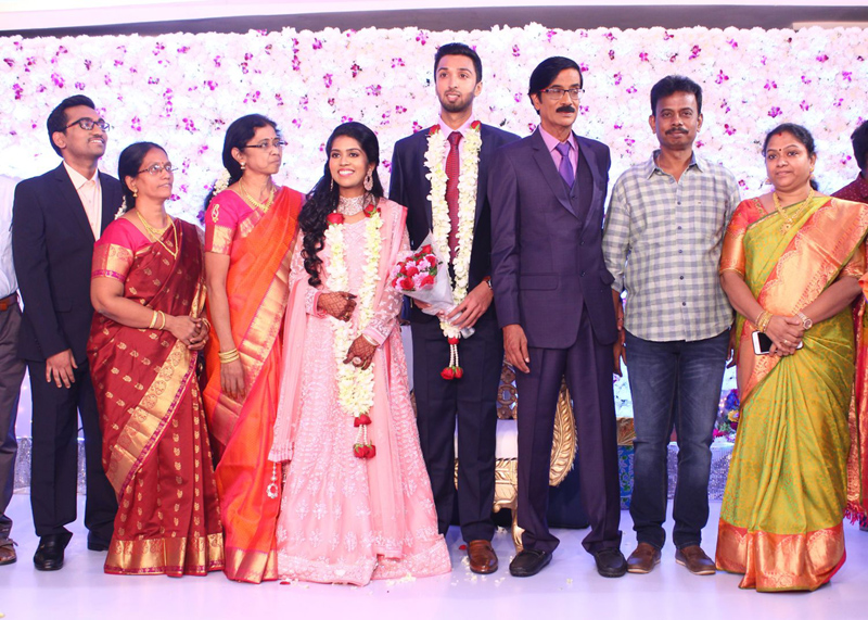 இயக்குநர்- நடிகர் மனோபாலா மகன் ஹரிஷ் - பிரியா திருமண வரவேற்பு: திரைநட்சத்திரங்கள் திரண்டு வந்து வாழ்த்து... புகைப்படத் தொகுப்பு இயக்குநர்- நடிகர் மனோபாலா மகன் ஹரிஷ் - பிரியா திருமண வரவேற்பு: திரைநட்சத்திரங்கள் திரண்டு வந்து வாழ்த்து... புகைப்படத் தொகுப்பு