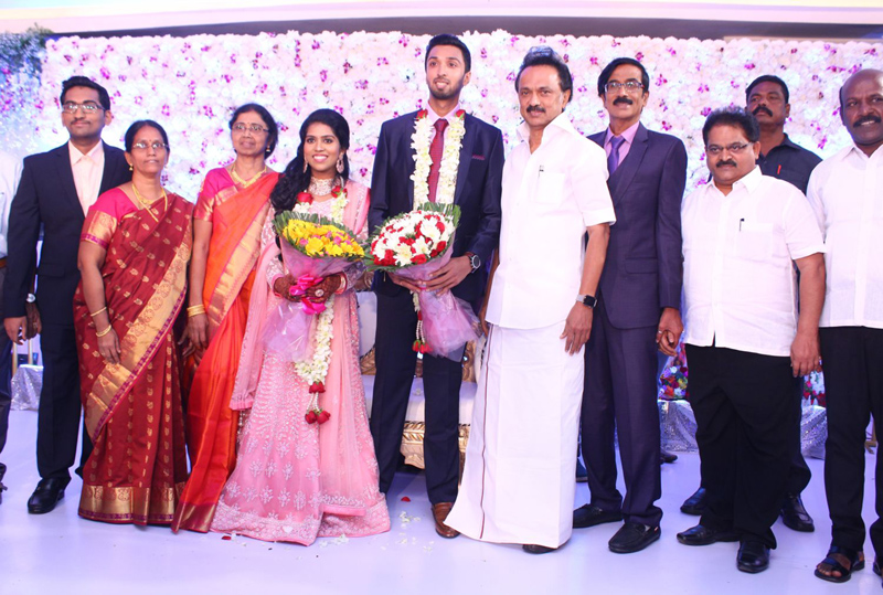 இயக்குநர்- நடிகர் மனோபாலா மகன் ஹரிஷ் - பிரியா திருமண வரவேற்பு: திரைநட்சத்திரங்கள் திரண்டு வந்து வாழ்த்து... புகைப்படத் தொகுப்பு இயக்குநர்- நடிகர் மனோபாலா மகன் ஹரிஷ் - பிரியா திருமண வரவேற்பு: திரைநட்சத்திரங்கள் திரண்டு வந்து வாழ்த்து... புகைப்படத் தொகுப்பு