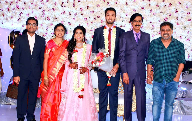 இயக்குநர்- நடிகர் மனோபாலா மகன் ஹரிஷ் - பிரியா திருமண வரவேற்பு: திரைநட்சத்திரங்கள் திரண்டு வந்து வாழ்த்து... புகைப்படத் தொகுப்பு இயக்குநர்- நடிகர் மனோபாலா மகன் ஹரிஷ் - பிரியா திருமண வரவேற்பு: திரைநட்சத்திரங்கள் திரண்டு வந்து வாழ்த்து... புகைப்படத் தொகுப்பு