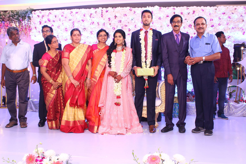 இயக்குநர்- நடிகர் மனோபாலா மகன் ஹரிஷ் - பிரியா திருமண வரவேற்பு: திரைநட்சத்திரங்கள் திரண்டு வந்து வாழ்த்து... புகைப்படத் தொகுப்பு இயக்குநர்- நடிகர் மனோபாலா மகன் ஹரிஷ் - பிரியா திருமண வரவேற்பு: திரைநட்சத்திரங்கள் திரண்டு வந்து வாழ்த்து... புகைப்படத் தொகுப்பு