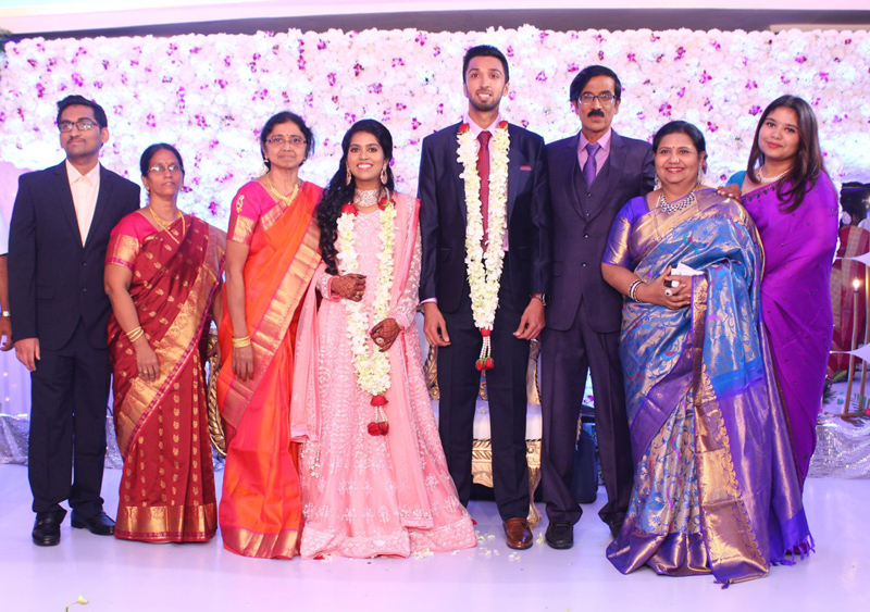 இயக்குநர்- நடிகர் மனோபாலா மகன் ஹரிஷ் - பிரியா திருமண வரவேற்பு: திரைநட்சத்திரங்கள் திரண்டு வந்து வாழ்த்து... புகைப்படத் தொகுப்பு இயக்குநர்- நடிகர் மனோபாலா மகன் ஹரிஷ் - பிரியா திருமண வரவேற்பு: திரைநட்சத்திரங்கள் திரண்டு வந்து வாழ்த்து... புகைப்படத் தொகுப்பு