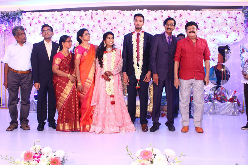 இயக்குநர்- நடிகர் மனோபாலா மகன் ஹரிஷ் - பிரியா திருமண வரவேற்பு: திரைநட்சத்திரங்கள் திரண்டு வந்து வாழ்த்து... புகைப்படத் தொகுப்பு இயக்குநர்- நடிகர் மனோபாலா மகன் ஹரிஷ் - பிரியா திருமண வரவேற்பு: திரைநட்சத்திரங்கள் திரண்டு வந்து வாழ்த்து... புகைப்படத் தொகுப்பு