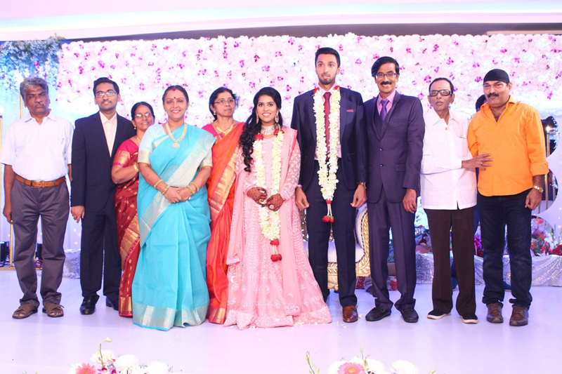 இயக்குநர்- நடிகர் மனோபாலா மகன் ஹரிஷ் - பிரியா திருமண வரவேற்பு: திரைநட்சத்திரங்கள் திரண்டு வந்து வாழ்த்து... புகைப்படத் தொகுப்பு இயக்குநர்- நடிகர் மனோபாலா மகன் ஹரிஷ் - பிரியா திருமண வரவேற்பு: திரைநட்சத்திரங்கள் திரண்டு வந்து வாழ்த்து... புகைப்படத் தொகுப்பு